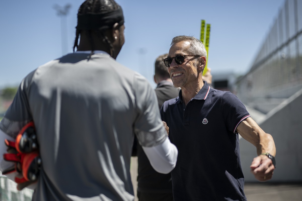 Torhueter Lawrence Ati Zigi, links, und Praesident Matthias Hueppi im Abschlusstraining des FC St. Gallen vor dem Cupfinal gegen den FC Stade Lausanne-Ouchy, am Samstag, 23. Mai 2026, in Gossau. (KEYS ...