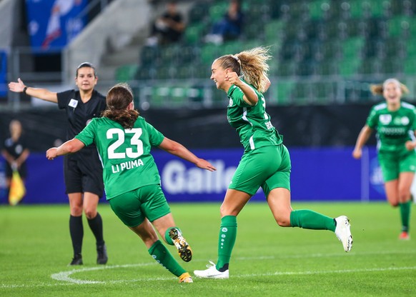 St. Gallens Doppeltorschuetzin Victoria Bischof, rechts, freut sich ueber ihren Treffer zum 1:0, zusammen mit Serena Li Puma, links, aufgenommen beim Fussball AXA Women�s Super-League Spiel zwischen d ...