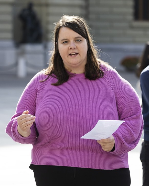 Lea Blattner, Co-Praesidentin Junge EVP, Mitte, spricht neben Loa Wild, Vize-Praesidentin Junge GLP, links, bei der Aktion "Ja zur Nationalen Service-Citoyen-Initiative", am Freitag, 10. Okt ...