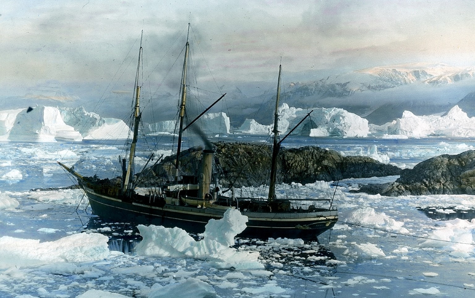Das Forschungsschiff «Hans Egede» (benannt nach dem ersten dänisch-norwegischen Pfarrer Hans Egede, mit dem 1721 die evangelische Missionierung begann) vor der Heimfahrt in Uummannaq, 1909.