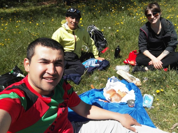 Mittags-Picknick in Plagne BE. Gianna ist extra von Basel angereist, um heute mit ihnen zu wandern. &nbsp;