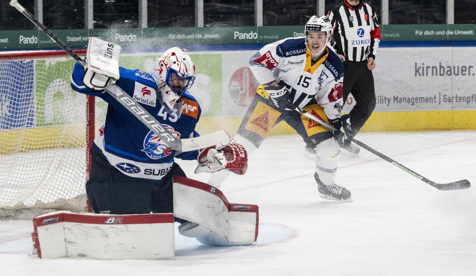 Zuerichs Torhueter Jakub Kovar, links, kaempft um den Puck gegen Zugs Gregory Hofmann, rechts, im Eishockeyspiel der National League zwischen den ZSC Lions und dem EV Zug am Dienstag, 22. Februar 2022 ...