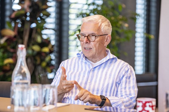 ARCHIV - ZUM PREMIUM-INTERVIEW MIT HANS-PETER STREBEL VOM EV ZUG --- Der Apotheker und Wissenschaftler Hans-Peter Strebel (genannt HP Strebel) waehrend eines Rundganges durch das Spitzensport-Zentrum  ...