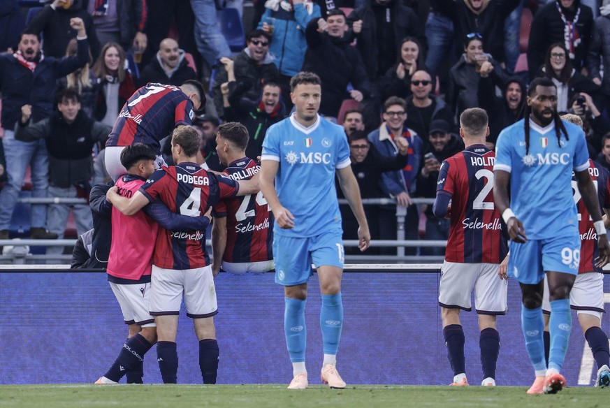 epa12514324 Bologna&#039;s Thijs Dallinga (C) celebrates with his teammates after scoring the 1-0 goal during the Italian Serie A soccer match between Bologna FC and SSC Napoli at Renato Dall&#039;Ara ...