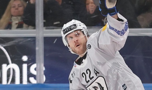 Christoph Bertschy (HCFG) jubelt nach dem Treffer im Penaltyschiessen im Eishockeyspiel der National League zwischen den ZSC Lions und dem HC Fribourg-Gotteron, am Samstag, 24. Januar 2026, in der Swi ...