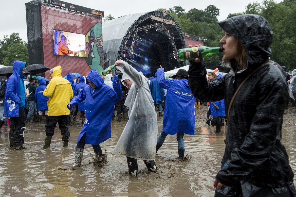 Menschen tanzen im Schlamm am Musikfestival Openair St. Gallen am Sonntag, 29. Juni 2014 im Sittertobel in St. Gallen. (KEYSTONE/Ennio Leanza)