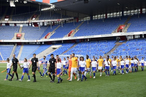 Die Spieler kommen auf dem Fussballplatz im SchweizerCup 1/32 Final Fussballspiel zwischen dem FC Concordia Basel und FC Zuerich, am Samstag, 18. August 2018, im Stadion St. Jakob Park in Basel. (KEYS ...