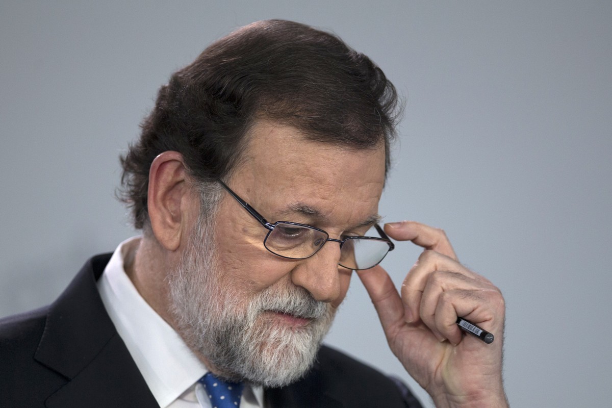 Spain's Prime Minister Mariano Rajoy pauses during a news conference in Madrid, Spain, Friday, Dec. 22, 2017. Catalonia's secessionist parties won enough votes Thursday to regain a slim majo ...