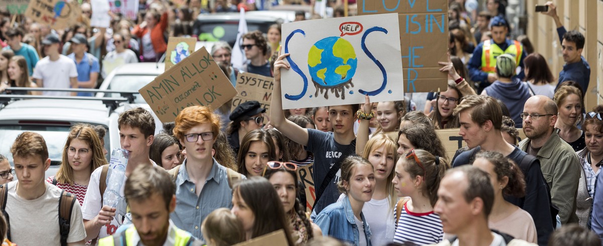 epa07596994 Young demonstrators take part in a climate protest organized by the Fridays For Future Hungary and the Extinction Rebellion Hungary in downtown Budapest, Hungary, 24 May 2019. EPA/Balazs M ...