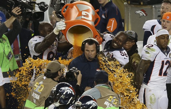 Die obligate Dusche für den Headcoach der Broncos, Gary Kubiak. 