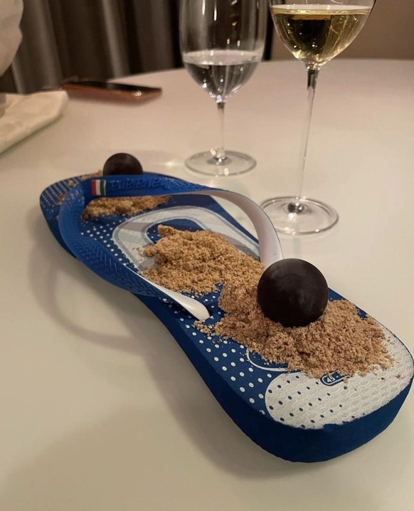 we want plates https://old.reddit.com/r/WeWantPlates/comments/ry4bhx/got_sandy_feet_as_a_dessert/