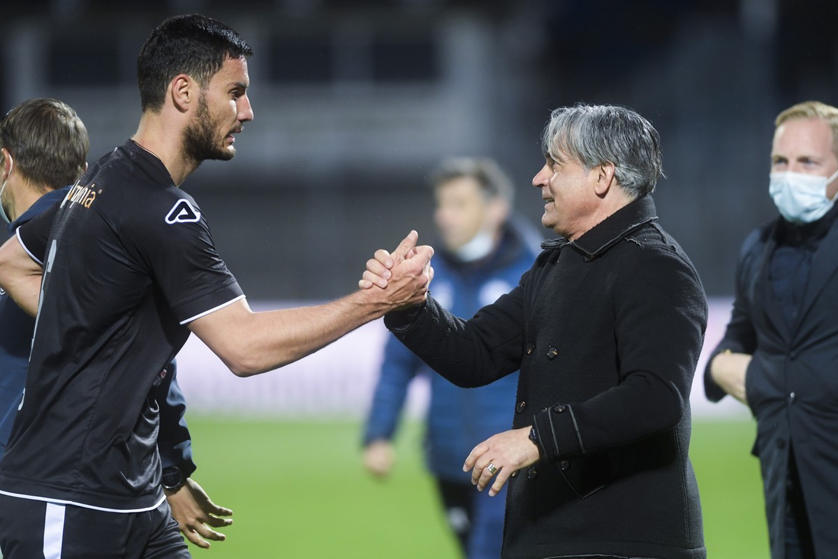 Lugano's player Miroslav Covilo, left, and Lugano's Trainer Maurizio Jacobacci, right, celebrate the victory during the Super League soccer match FC Lugano against FC Lausanne Sport at the C ...