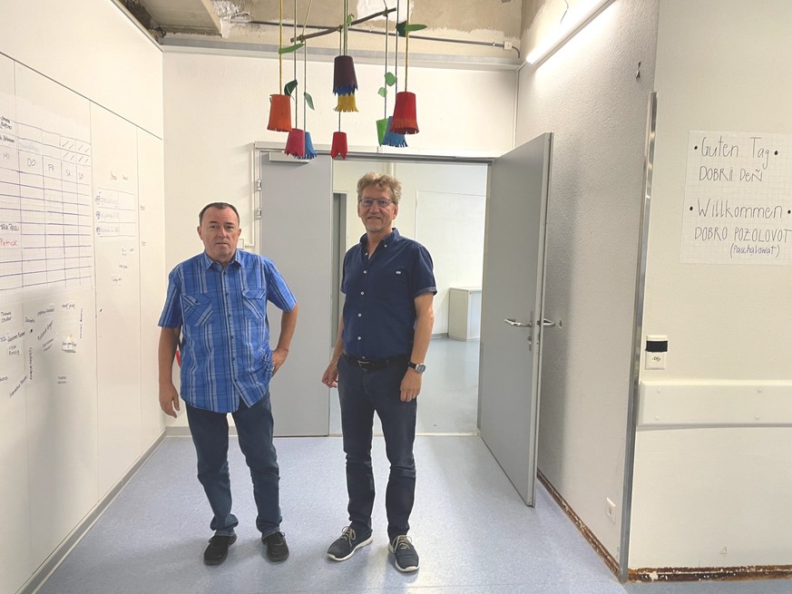 Projektleiter Thomas Studer (rechts) und IT-Experte Patrick Horisberger in einem alten Trakt des ehemaligen Ziegelspitals in Bern. Sobald sich die Geflüchteten erfolgreich registriert haben und für eine Gastfamilie geeignet sind, kommen sie zu Studer und seinem Team. 