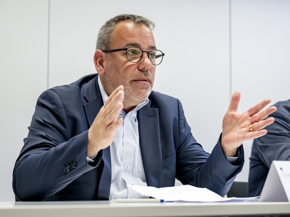 Fabien Gasser, gauche, Procureur general du canton de Fribourg et Cedric Aebischer, droite, Chef du Commissariat de criminalite generale de la Police de Surete du canton de Fribourg, parlent lors d  ...