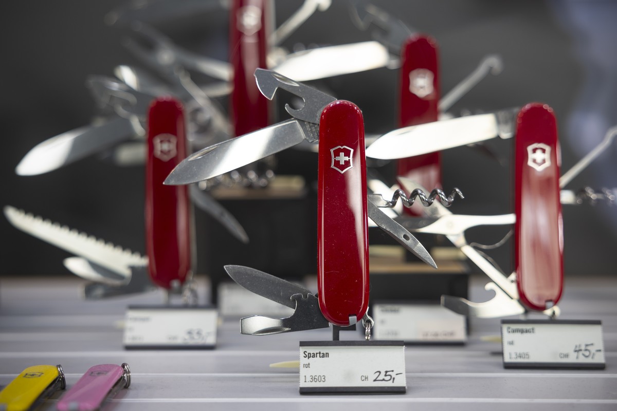 epaselect epa12289760 Swiss army knives of manufacturer Victorinox are on display in Bern, Switzerland, 08 August 2025. Since 07 August, additional tariffs of 39 percent have been imposed by the US go ...