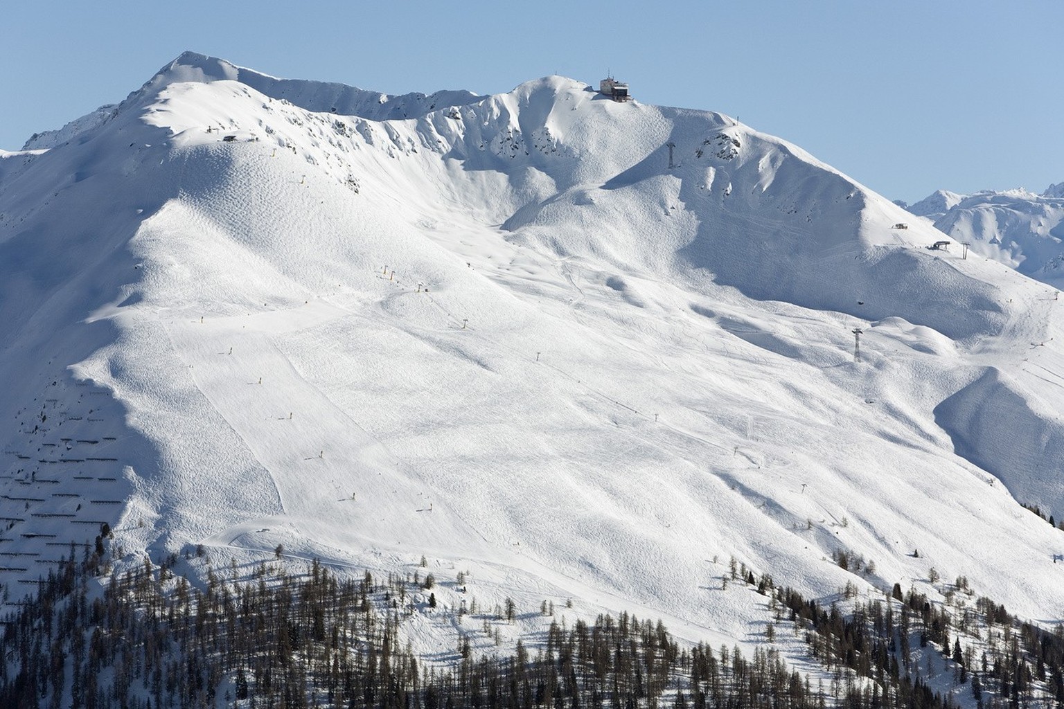 Ski lifts, gondola cableway and ski slopes on the Jakobshorn mountain near Davos in the canton of Grisons, Switzerland, pictured on February 28, 2009. (KEYSTONE/Alessandro Della Bella)

Skilifte, Gond ...