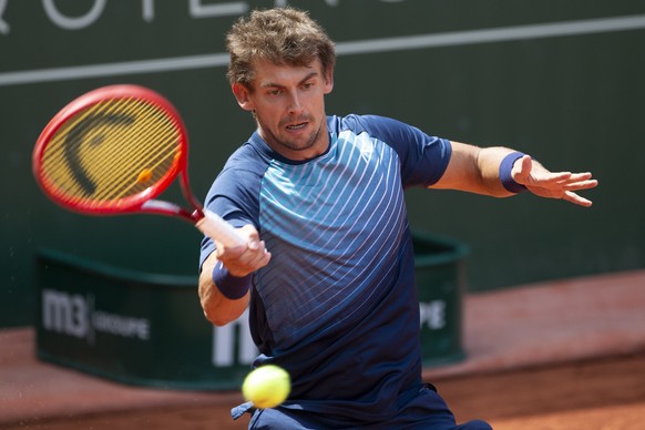 epa09208289 Henri Laaksonen of Switzerland in action during his first round match against Marton Fucsovics of Hungary at the ATP 250 Geneva Open tennis tournament in Geneva, Switzerland, 18 May 2021.  ...