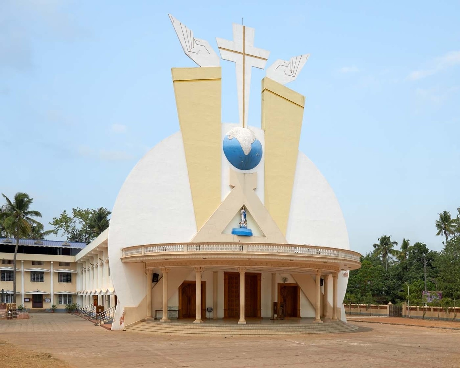 Hybrid Modernism. Churches in Kerala
2014- 2016



Nach der Unabhängigkeit im Jahr 1947 wollte sich die indische Kirche vom historisierenden Baustil der Kolonialherren differenzieren und nahm moderne  ...