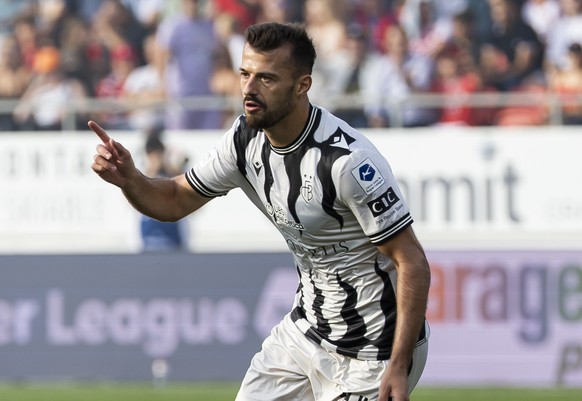La joie de Albian Ajeti (FCB), droite, apres le but (0:1), lors de la rencontre du championnat de football de Super League entre le FC Sion et le FC Bale ce samedi, 31 aout 2024 au stade de Tourbillon ...