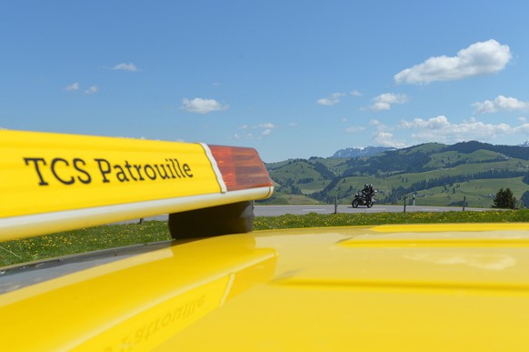 Leute beim Toeff-Check durch den TCS auf dem Schallenberg am Sonntag, 18 Mai 2014. (PHOTOPRESS/Daniel Teuscher)