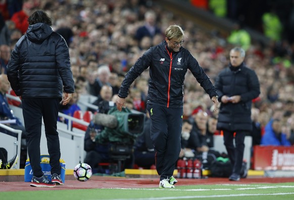 Britain Football Soccer - Liverpool v Manchester United - Premier League - Anfield - 17/10/16
Liverpool manager Juergen Klopp and Manchester United manager Jose Mourinho (R)
Reuters / Phil Noble
Li ...