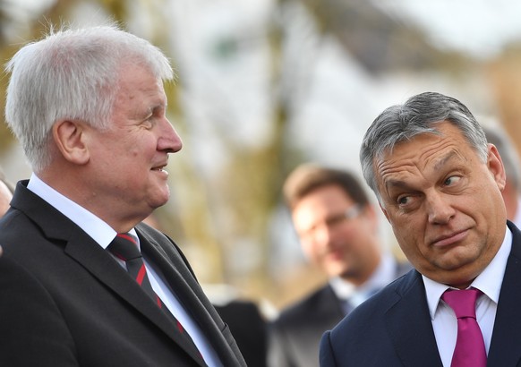 epa06418107 Bavarian Premier Horst Seehofer (L) welcomes Hungarian Prime Minister Viktor Orban (R) during the annual Christian Social Union (CSU) party meeting at Kloster Seeon (Seeon Abbey), in Seeon ...