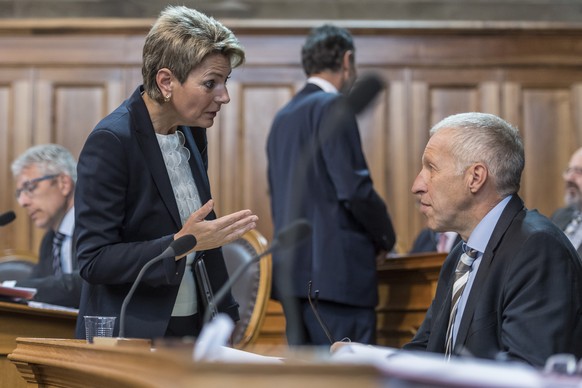 Karin Keller-Sutter, FDP-SG, links, diskutiert mit Konrad Graber, CVP-LU, an der Sommersession der Eidgenoessischen Raete, am Montag, 13. Juni 2016 im Staenderat in Bern. (KEYSTONE/Alessandro della Va ...