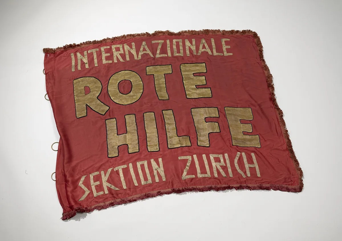 Drapeau du Secours rouge international, section de Zurich, datant des années 1930.
https://www.bild-video-ton.ch/bestand/objekt/Sozarch_F_5068-Oa-1215