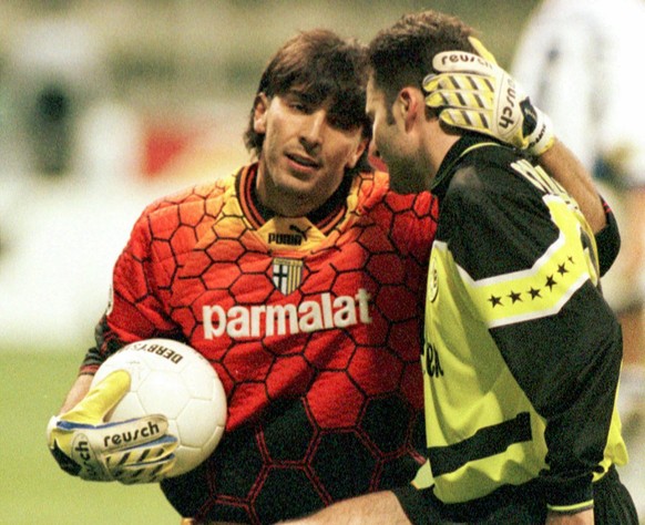 Trost fuer einen verschossenen Elfmeter erhaelt hier Dortmunds Stephane Chapuisat von Parma Torwart Gian Buffon,links, beim Chapions League Spiel Borussia Dortmund -AC Parma am Mittwoch,5.November 199 ...