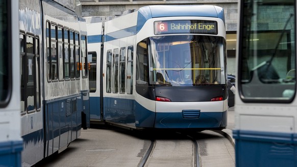Trams am Paradeplatz in Zürich.