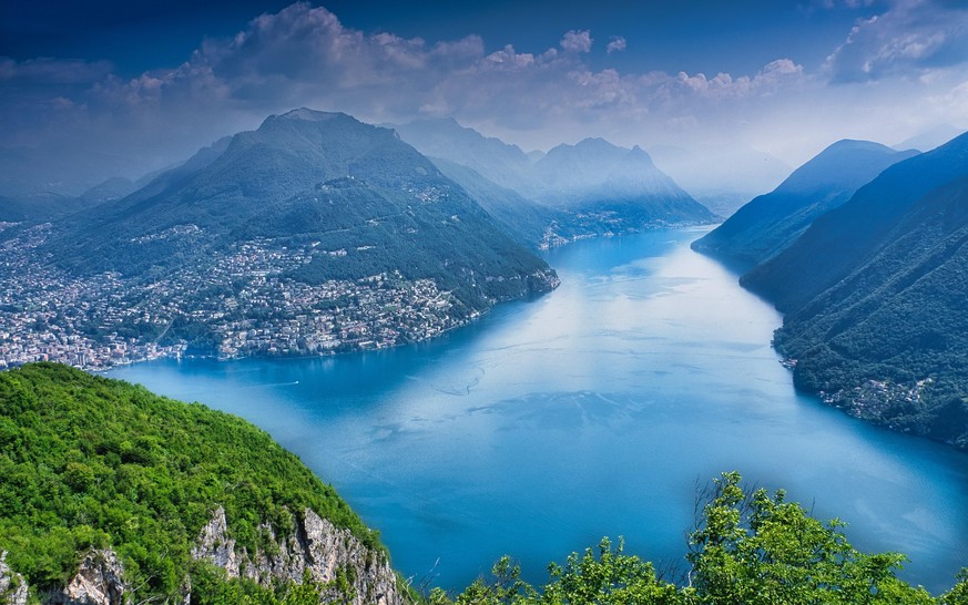 Gipfelblick vom San Salvatore aus auf Lugano, den Monte Brè und den Luganersee.