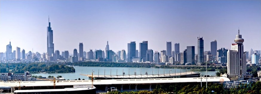 Nanjing ist die Hauptstadt der Provinz Jiangsu. Mit knapp 5,5 Millionen Einwohnern ist Nanjing hinter Shanghai die zweitgrösste Stadt in Ostchina.