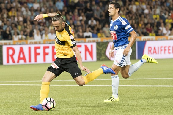 YBs Miralem Sulejmani, links, im Kampf um den Ball gegen Luzerns Ricardo Costa, rechts, im Fussball Meisterschaftsspiel der Super League zwischen dem BSC Young Boys und dem FC Luzern, im Stadion Stade ...