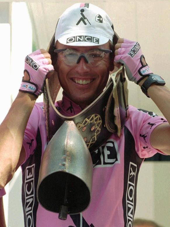 Alex Zuelle of Switzerland puts on a cowbell offered to him prior to the start of the 10th stage of the Tour de France cycling race between Aime-La Plagne and L&#039;Alpe d&#039;Huez, French Alps Wedn ...