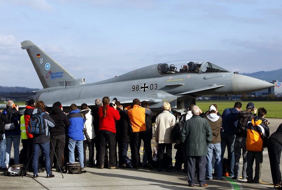 Flugzeugenthusiasten bestaunen einen deutschen Eurofighter an den Spotterdays 2008 auf dem Militärflugplatz Emmen.&nbsp;