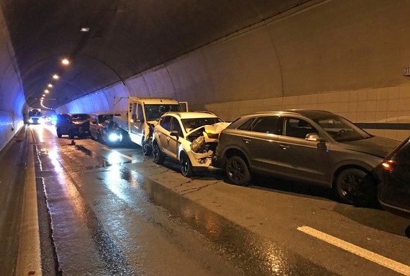 Massenkarambolage auf der Autobahn A2 im Tunnel Eich