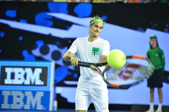 16.01.2016; Melbourne; Tennis - Australien Open 2016 - Kids Day; 
Roger Federer (SUI) mit einem riesigen Tennisschlaeger
(Pierre Lahalle/Presse Sports/freshfocus)