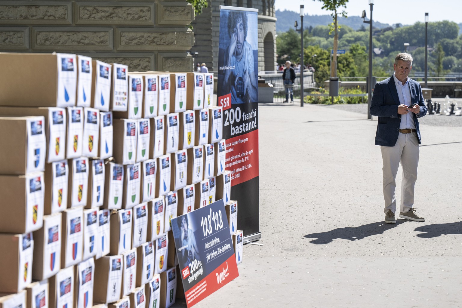 Staenderat und Parteipraesident Marco Chiesa, SVP-TI, und weitere SVP-Mitglieder reichen die SRG-Initiative &quot;200 Franken sind genug&quot; ein, am Donnerstag, 10. August 2023, in Bern. Die Initiat ...