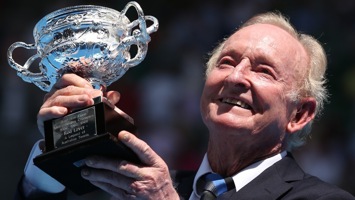 Legende Laver vor einigen Tagen mit einer Replika seiner Australian-Open-Trophäe aus dem Jahr 1969.
