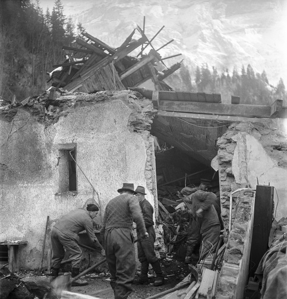 ARCHIVE --- VOR 70 JAHREN, IN DER NACHT VOM 19. AUF DEN 20. DEZEMBER 1947, EXPLODIERTE IN DER NAEHE VON BLAUSEE-MITHOLZ IM BERNER OBERLAND EIN MUNITIONSLAGER DER SCHWEIZER ARMEE. ES HANDELTE SICH UM E ...