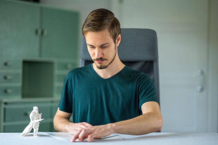 Juho Könkkölä faltet Origami.