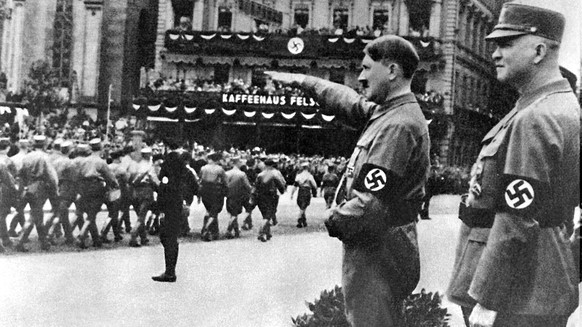 Nazi-Diktator Adolf Hitler grüsst 1933 Mitglieder der paramilitärischen Sturmabteilung (SA). Credit: Album / Fine Art Images