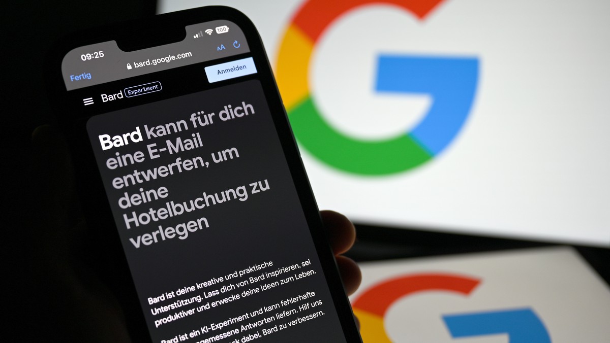 ILLUSTRATION - 13.07.2023, Hessen, Frankfurt/Main: Vor zwei Google-Logos ist der Satz