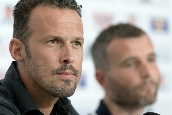 ARCHIVBILD ZUR MELDUNG, DASS DER FC BASEL SICH VON TRAINER WICKY TRENNT --- Die neue sportliche Fuehrung des FC Basel mit Marco Streller, links, und Alex Frei, rechts, beantwortet Fragen der Medienver ...