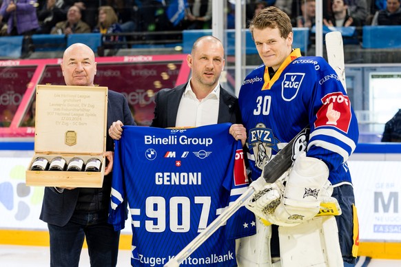 EV Zugs Torhueter Leonardo Genoni, rechts, wird geehrt durch EV Zugs Sportchef Reto Klaey, Mitte, vor dem Eishockey Playoff Viertelfinalspiel der National League zwischen dem EV Zug und dem SC Bern am ...