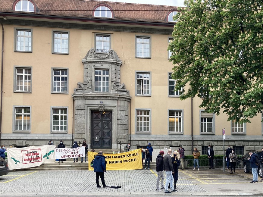 «Banken haben Kohle, wir haben Recht.» Unterstützerinnen der Angeklagten am Mittwoch vor und vis à vis des Zürcher Volkshauses.