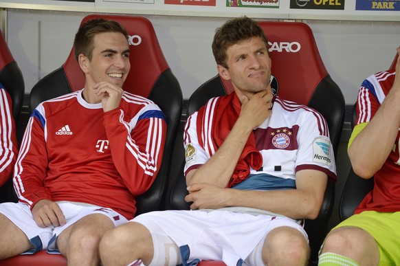 16.05.2015, Fussball 1.Bundesliga 2014/2015, 33.Spieltag, SC Freiburg - FC Bayern Muenchen, im Schwarzwaldstadion Freiburg. Ersatzspieler Philipp Lahm (Muenchen) und Thomas Mueller (Muenchen).

Foto:  ...