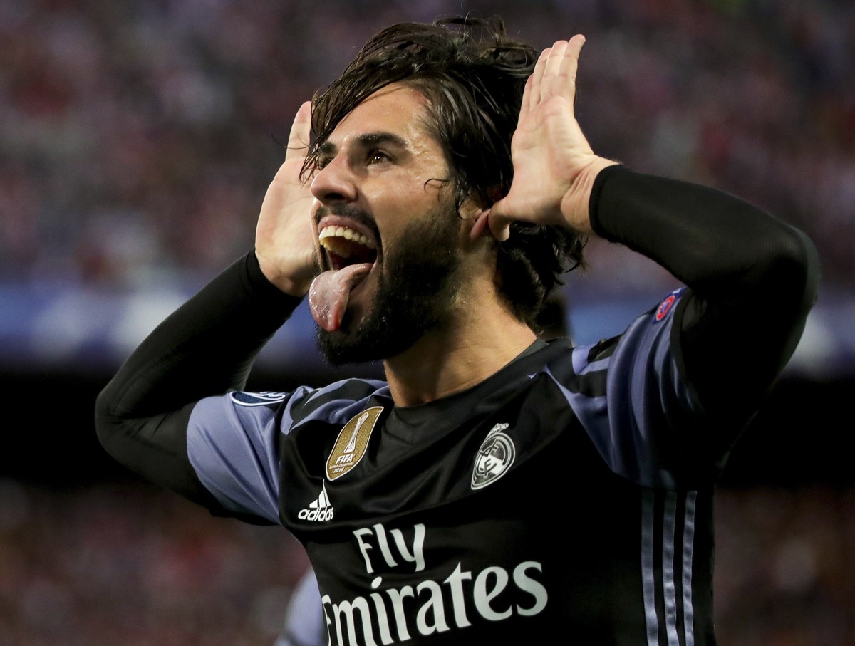epa05955839 Real Madrid's midfielder Isco celebrates scoring a goal during the UEFA Champions League semifinal second leg match between Atletico Madrid and Real Madrid at the Vicente Calderon sta ...
