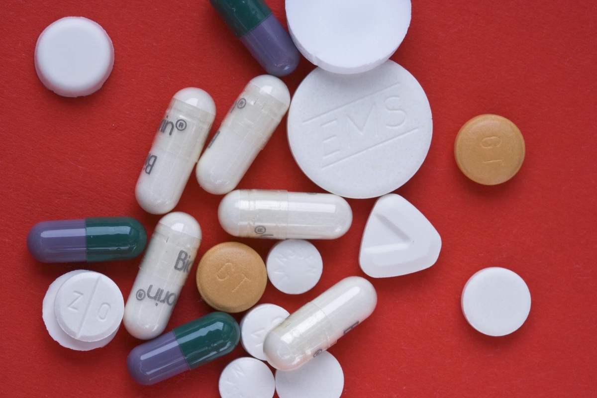 ARCHIVBILD ZUR MEDIENKONFERENZ DER KAMPAGNE "SMARTER MEDICINE", AM MONTAG, 12. JUNI 2107 - Verschiedene Medikamente vor rotem Hintergrund, aufgenommen am 11. Dezember 2008 in Zuerich. (KEYST ...