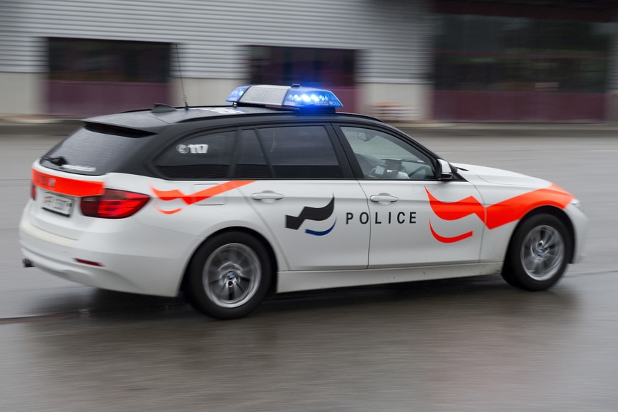 Das Logo der Kantonspolizei Freiburg auf einem Einsatzfahrzeug der Polizei am 15. Mai 2015 in Domdidier. (KEYSTONE/Lukas Lehmann)

The logo of the Cantonal Police of Fribourg, Switzerland, on a police ...